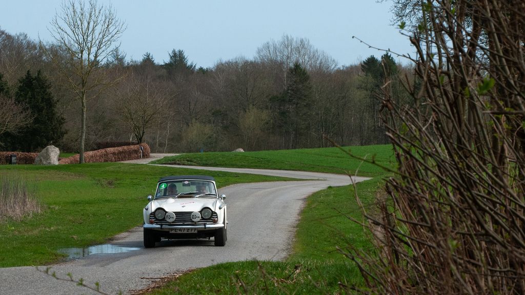 Vinderne af Elite klassen i Skoda Ejby Classic, Lars Hjorth, Dianalund og Simon Hjorth, Middelfart kører den flotte Triumph TR4A gennem det forårsklædte Fynske landskab
(Foto: rallypics.dk / Viggo Johansen)